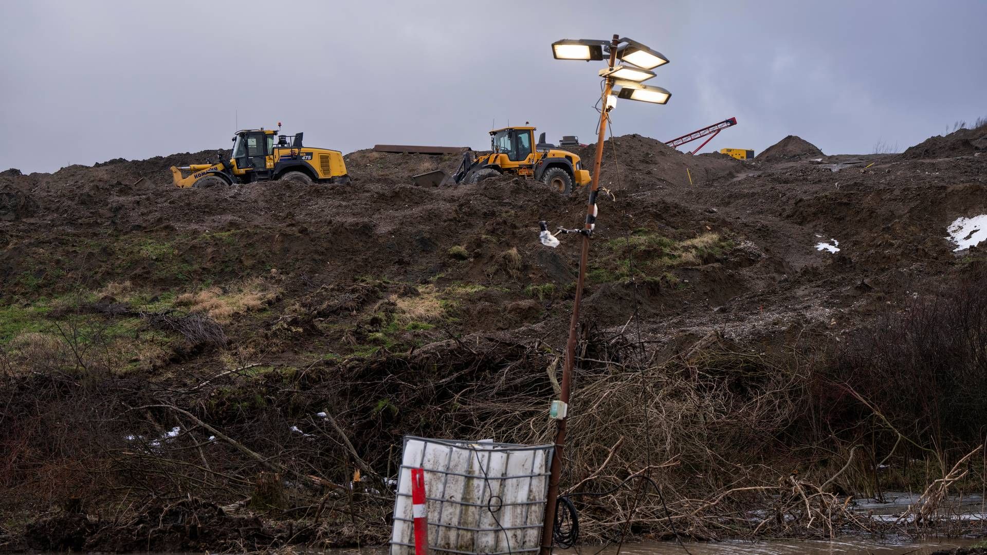 Der bliver arbejdet på højtryk med at fjerne jord fra Gammel Århusvej syd for Randers, hvor et jordskred fra Nordic Waste truer landsbyen Ølst. | Foto: Bo Amstrup