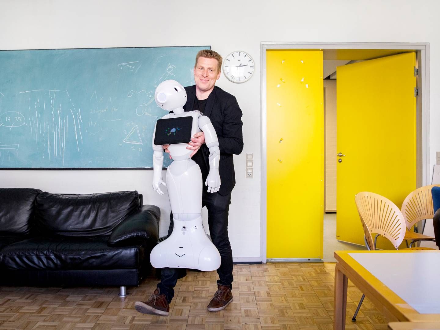 Thomas Bolander, professor på DTU Compute, forsker blandt andet i, hvordan fremtidens robotter bliver socialt intelligente. Her er han sammen med robotten Pepper, der er en humanoid-robot, som er designet til at interagere med mennesker. Arkivfoto: Simon Fals
