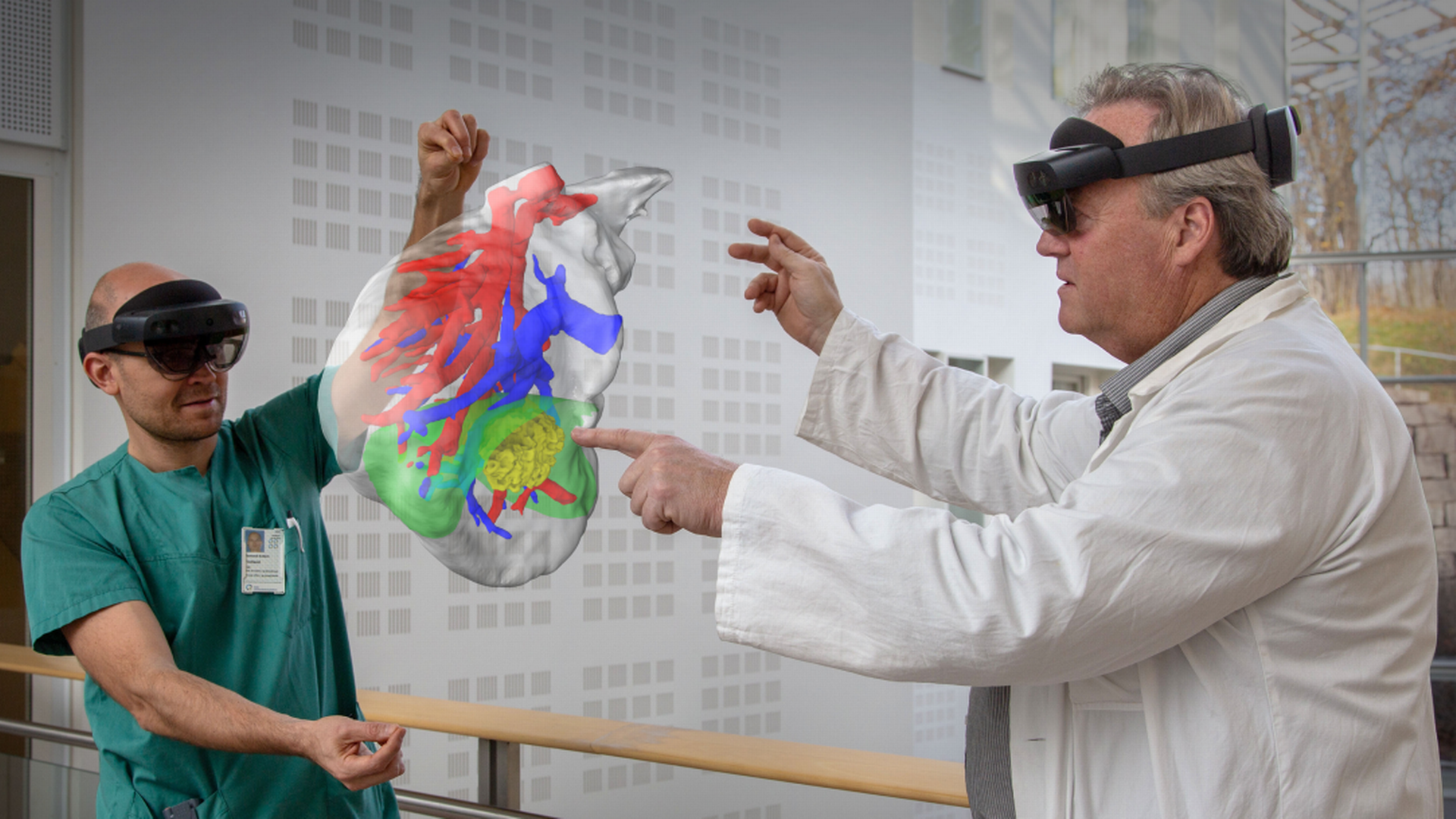 HOLOGRAMMER: Kirurg og professor Bjørn Edwin (t.h) ved Rikshospitalet, OUS, har bidratt til utviklingen av teknologien. | Foto: HoloCare | Foto: HoloCare