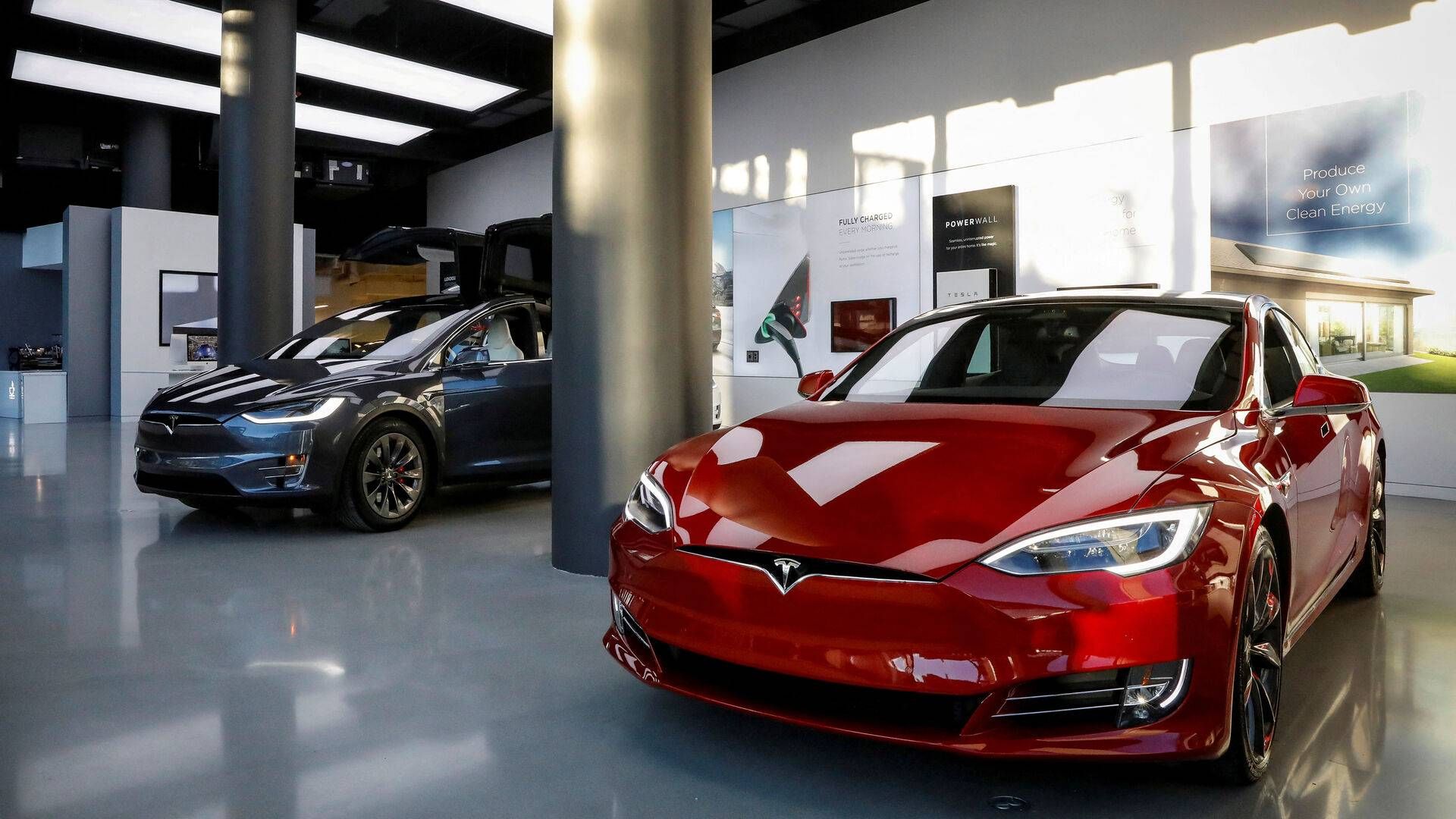 "Vores virksomhed befinder sig i øjeblikket mellem to store vækstbølger," lyder det blandt andet i Teslas seneste regnskab. | Foto: Brendan Mcdermid/Reuters/Ritzau Scanpix