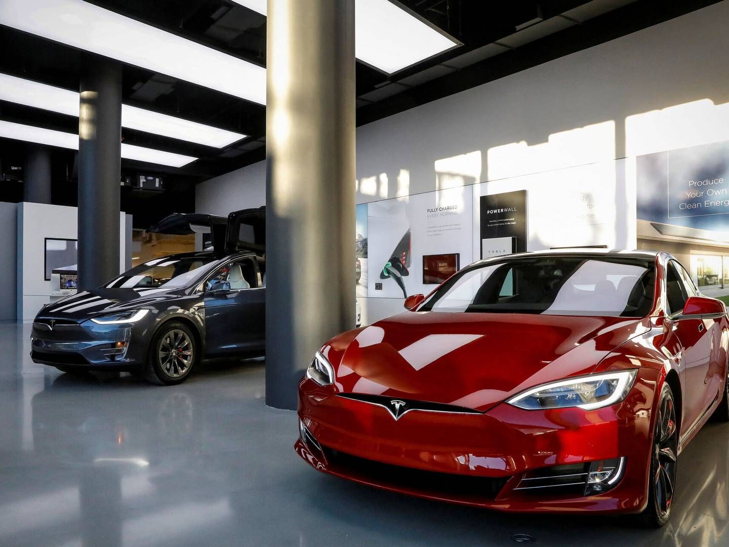 "Vores virksomhed befinder sig i øjeblikket mellem to store vækstbølger," lyder det blandt andet i Teslas seneste regnskab. | Foto: Brendan Mcdermid/Reuters/Ritzau Scanpix