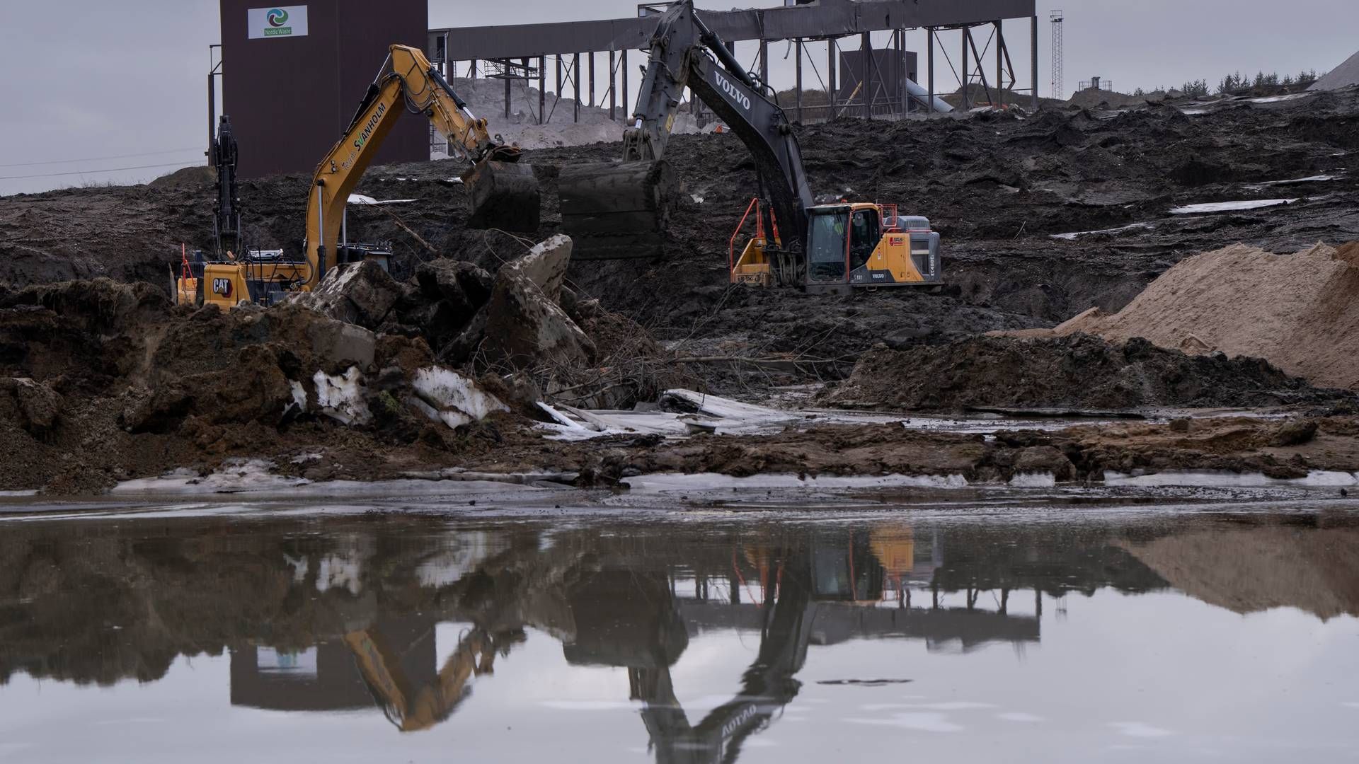 Randers Kommune har siden midten af december kæmpet for at bremse et kæmpe jordskred, hvor tre mio. kubikmeter forurenet jord på Nordic Wastes virksomhedsarealer truer med at brede sig til vandløb, fjord og havmiljølet i Kattegat og begrave nabobyen Ølst syd for Randers. | Foto: Bo Amstrup/Ritzau Scanpix