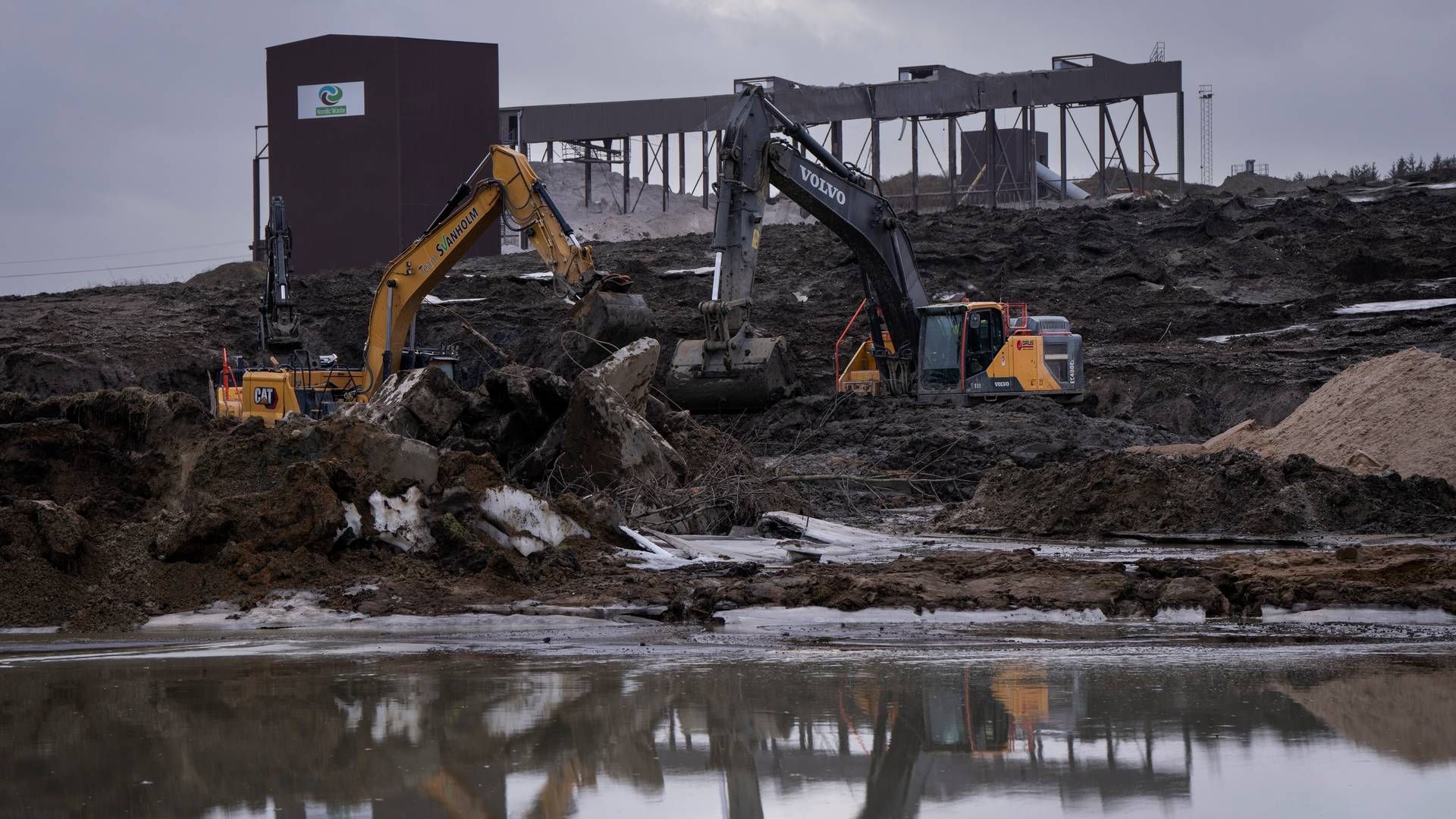 Tre mio. ton forurerent jord bevæger sig mod landsbyen Ølst ved Randers og truer med at skabe en af de største danske miljøkatastrofer nogensinde. | Foto: Bo Amstrup/Ritzau Scanpix