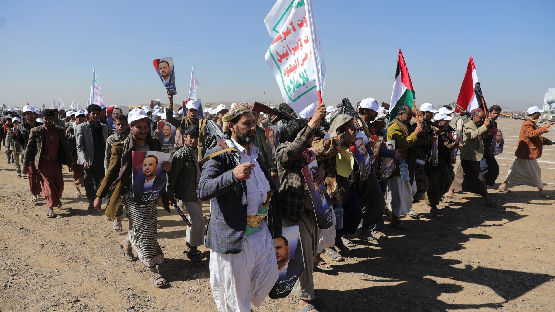 Bevæbnede Houthi-oprørere protesterer mod de USA-ledede angreb på Houthi-mål og for at vise støtte til palæstinenserne. | Foto: Khaled Abdullah/Reuters/Ritzau Scanpix