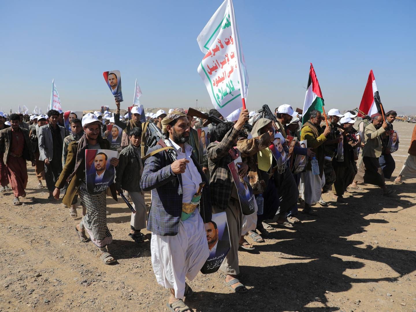 Bevæbnede Houthi-oprørere protesterer mod de USA-ledede angreb på Houthi-mål og for at vise støtte til palæstinenserne. | Foto: Khaled Abdullah/Reuters/Ritzau Scanpix