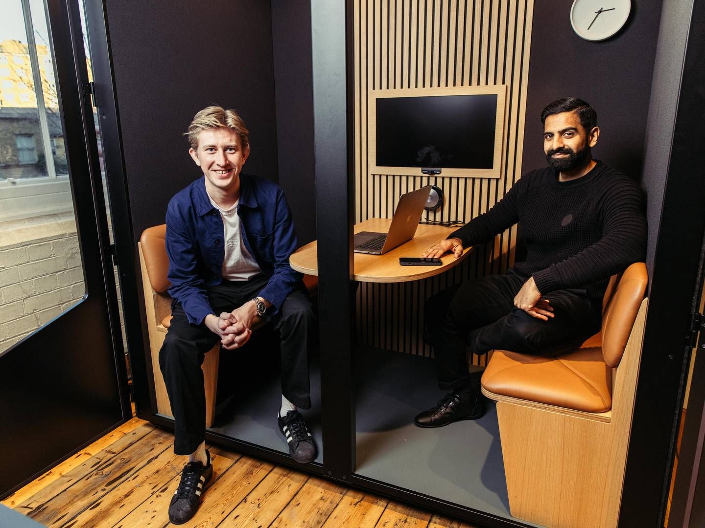 Adil Sheikh (t.h.) er hentet til Mutebox for at stå i spidsen for satsningen i Storbritannien. Her ses han med marketingdirektør Christian Toft Bach. | Foto: Mutebox/pr