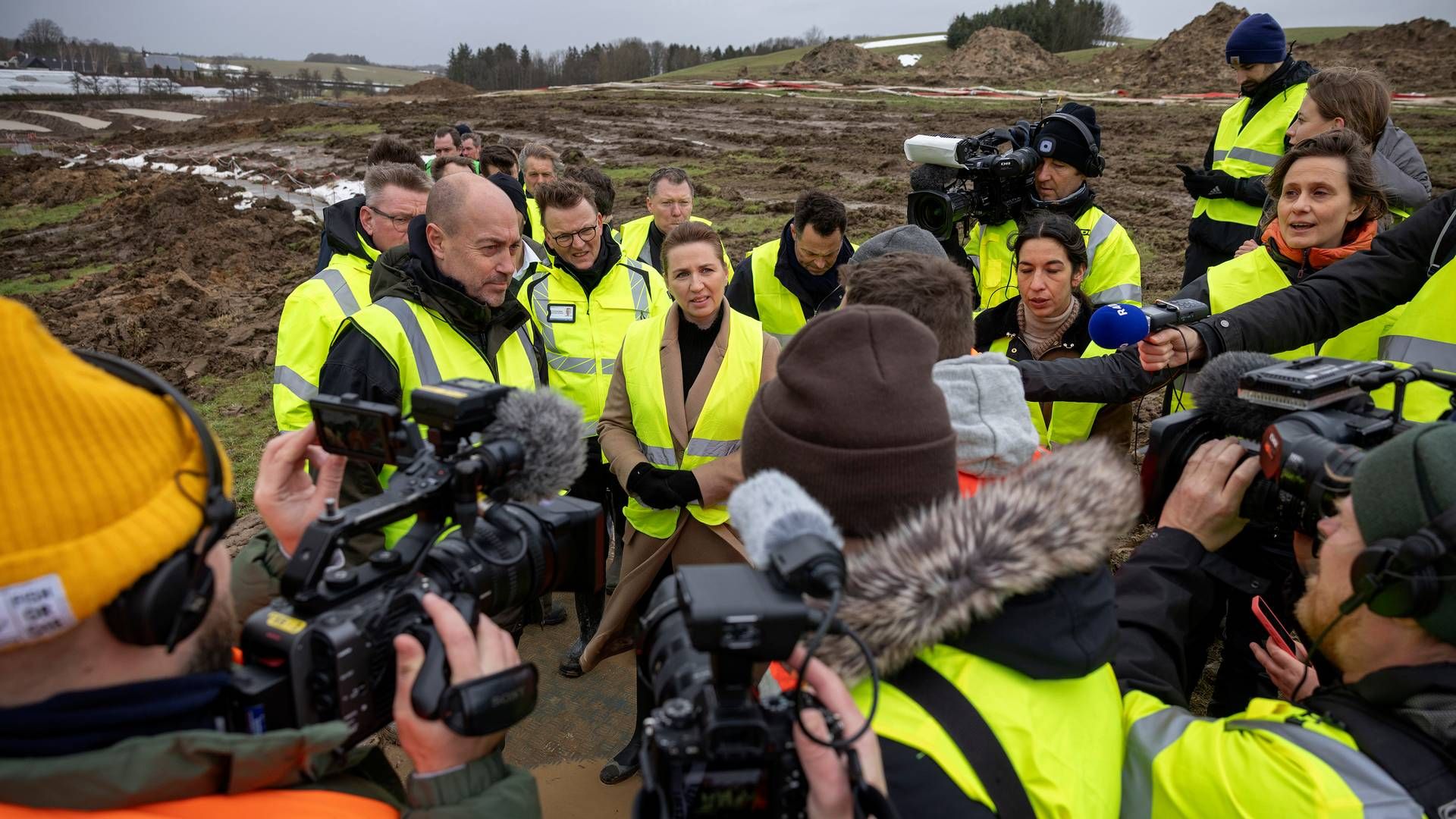 Statsminister Mette Frederiksen (S) og miljøminister Magnus Heunicke (S) besøgte mandag området omkring Nordic Waste, der er ramt af en voksende miljøkatastrofe. | Foto: Casper Dalhoff
