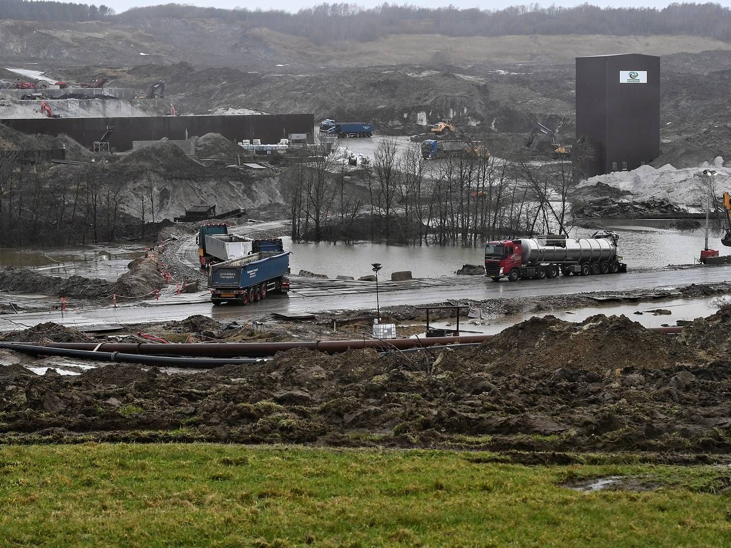 Randers Kommune overtog den 19. december arbejdet med at rydde op efter et stort jordskred på det nu krakkede selskab Nordic Wastes arealer ved Randers. | Foto: Ernst van Norde