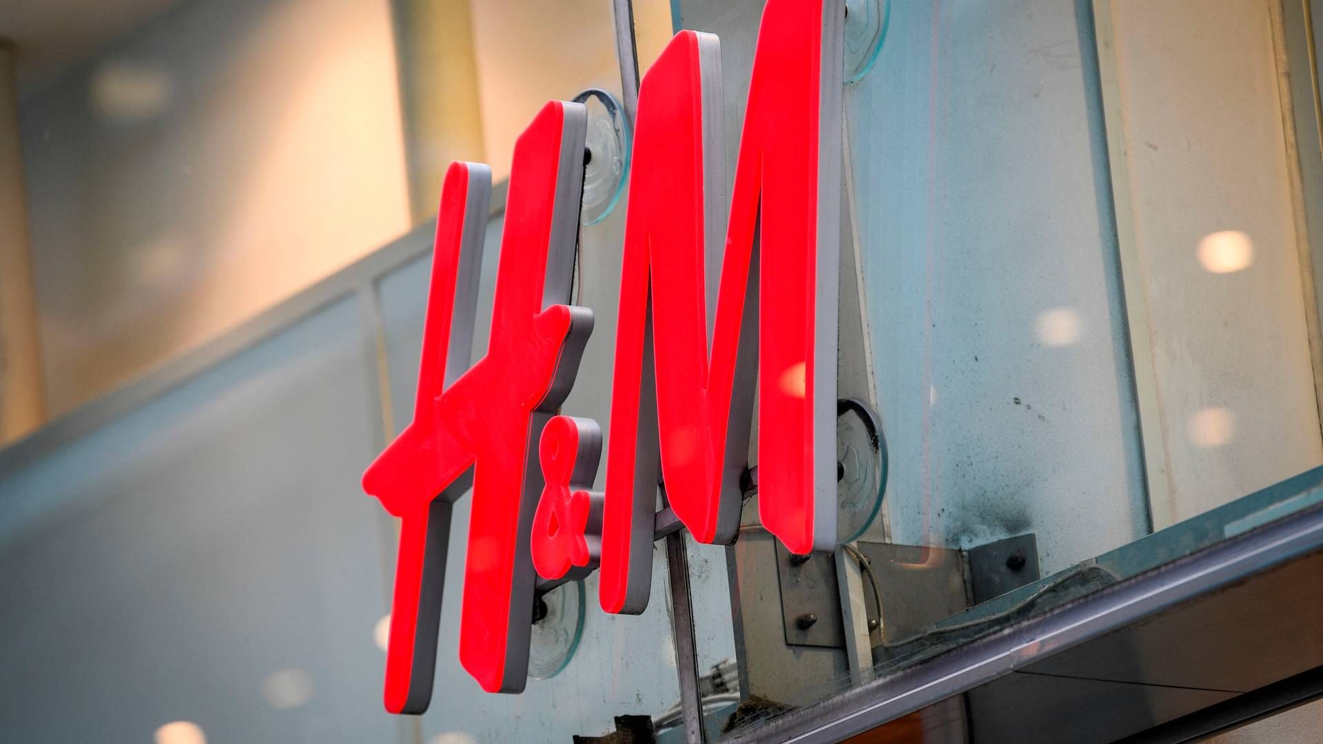 På dagen, hvor H&M har offentliggjort sit regnskab for første kvartal i det forskudte regnskabsår 2023/24, stiger aktien med 13 pct. | Foto: Fredrik Sandberg