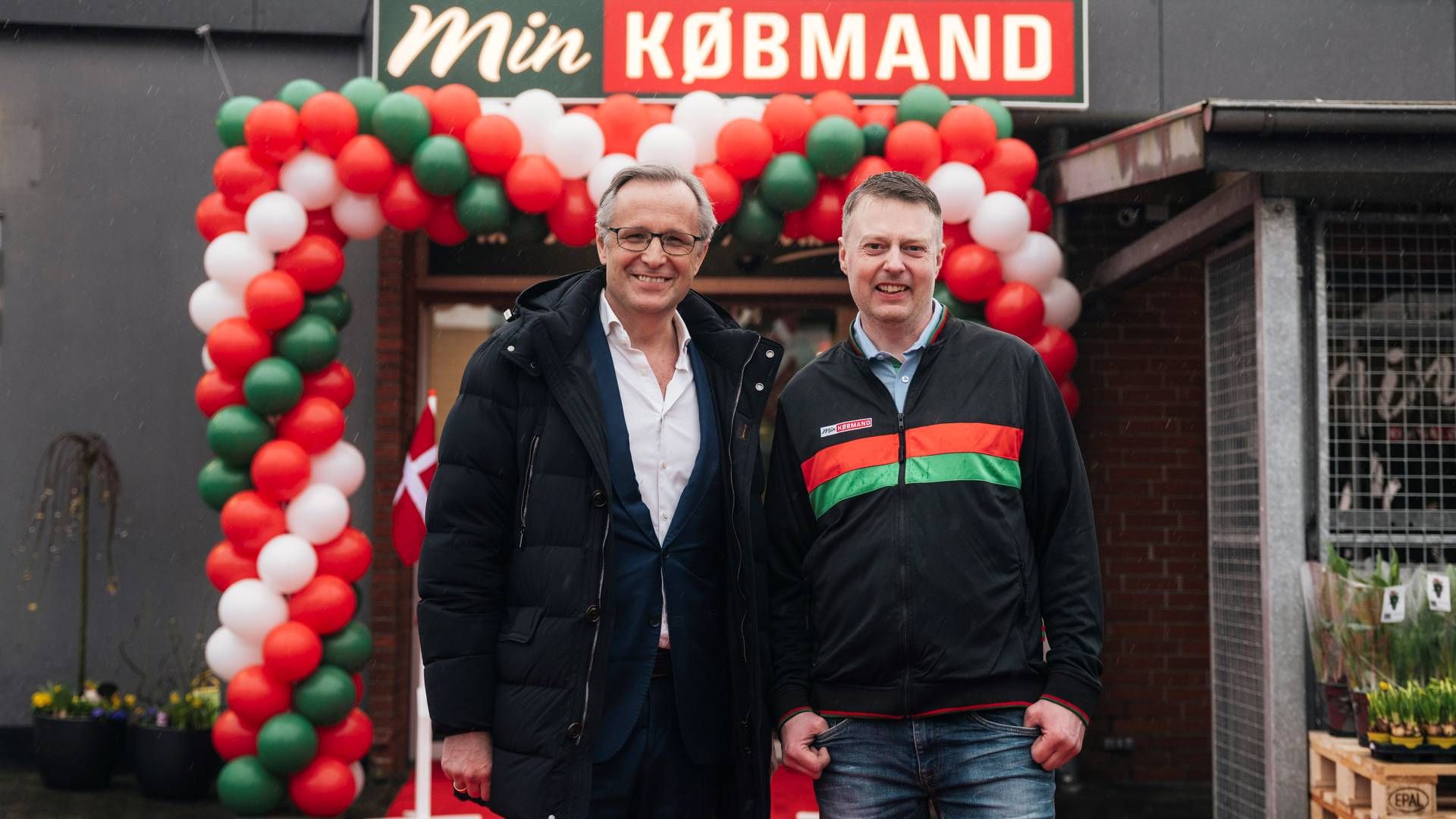 Dagrofa-topchef Tomas Pietrangeli (tv.) var sammen med købmand Allan Nielsen med til åbningen af Min Købmand i Borris, som er en del af Dagrofas borgerstøttede butikker, i 2023. | Foto: Dagrofa/pr