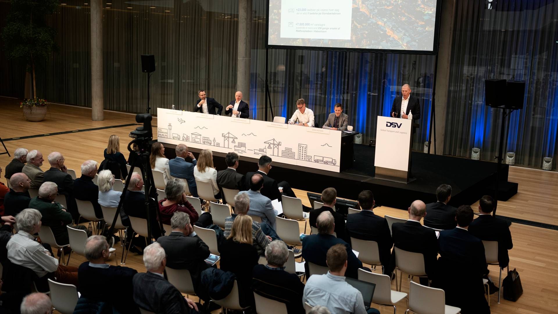 DSV's seneste generalforsamling i marts 2023. Her var både kommende topchef Jens Lund (nr. 2 fra venstre) på scenen sammen med bestyrelsesformand Thomas Plenborg (nr. 3 fra venstre). | Foto: Sofia Busk