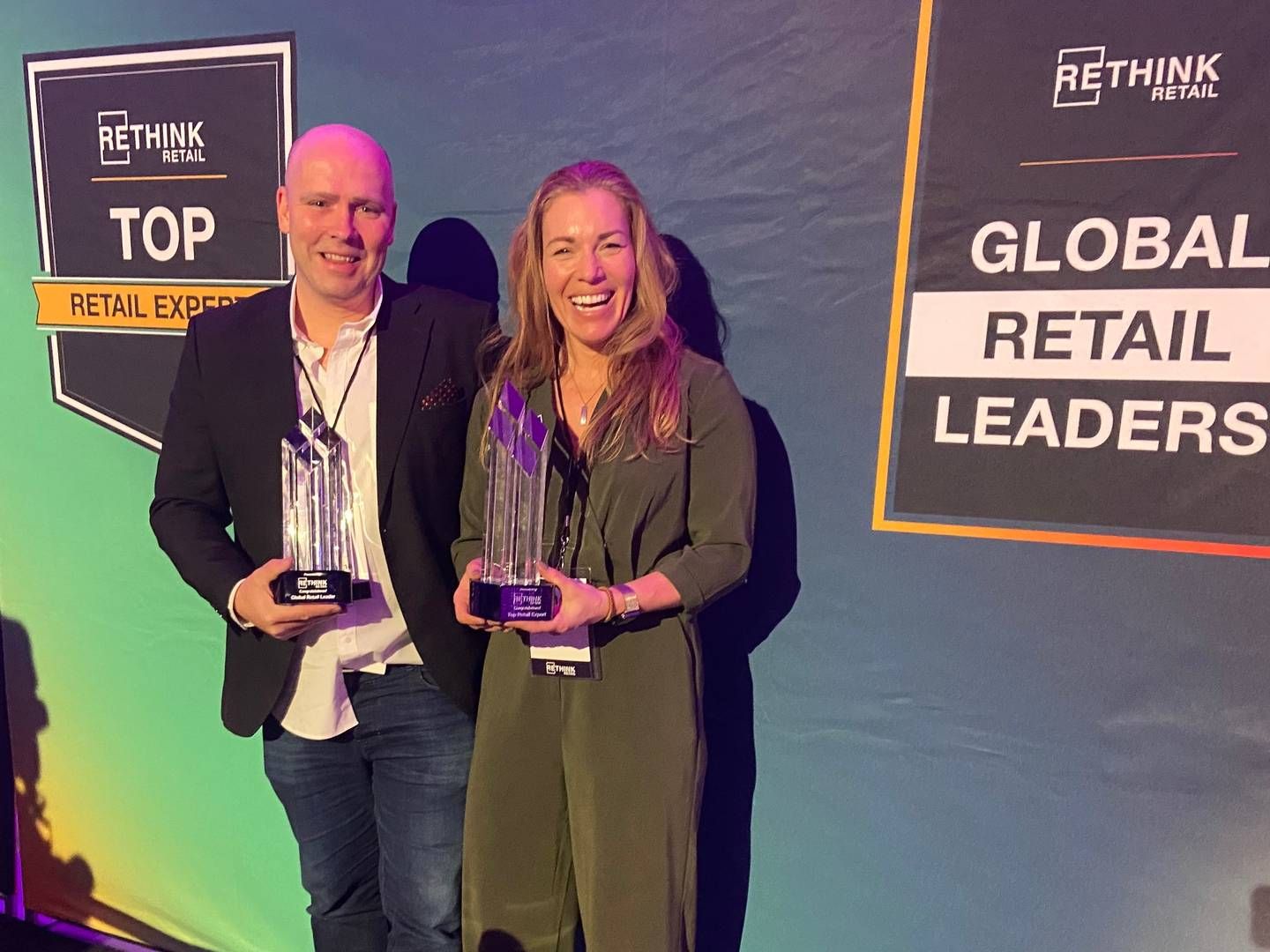 PRISET: Bård Kvamme, direktør for Norrøna Retail, sammen med Linda Pimmeshofer under utdelingen av pris for Global Retail Leader. | Foto: Norrøna