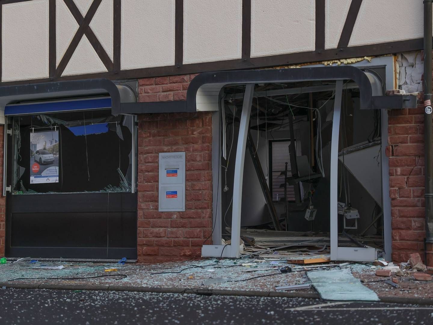 Die zerstörte Filiale der Volksbank Main-Kinzig-Büdingen. | Foto: dpa