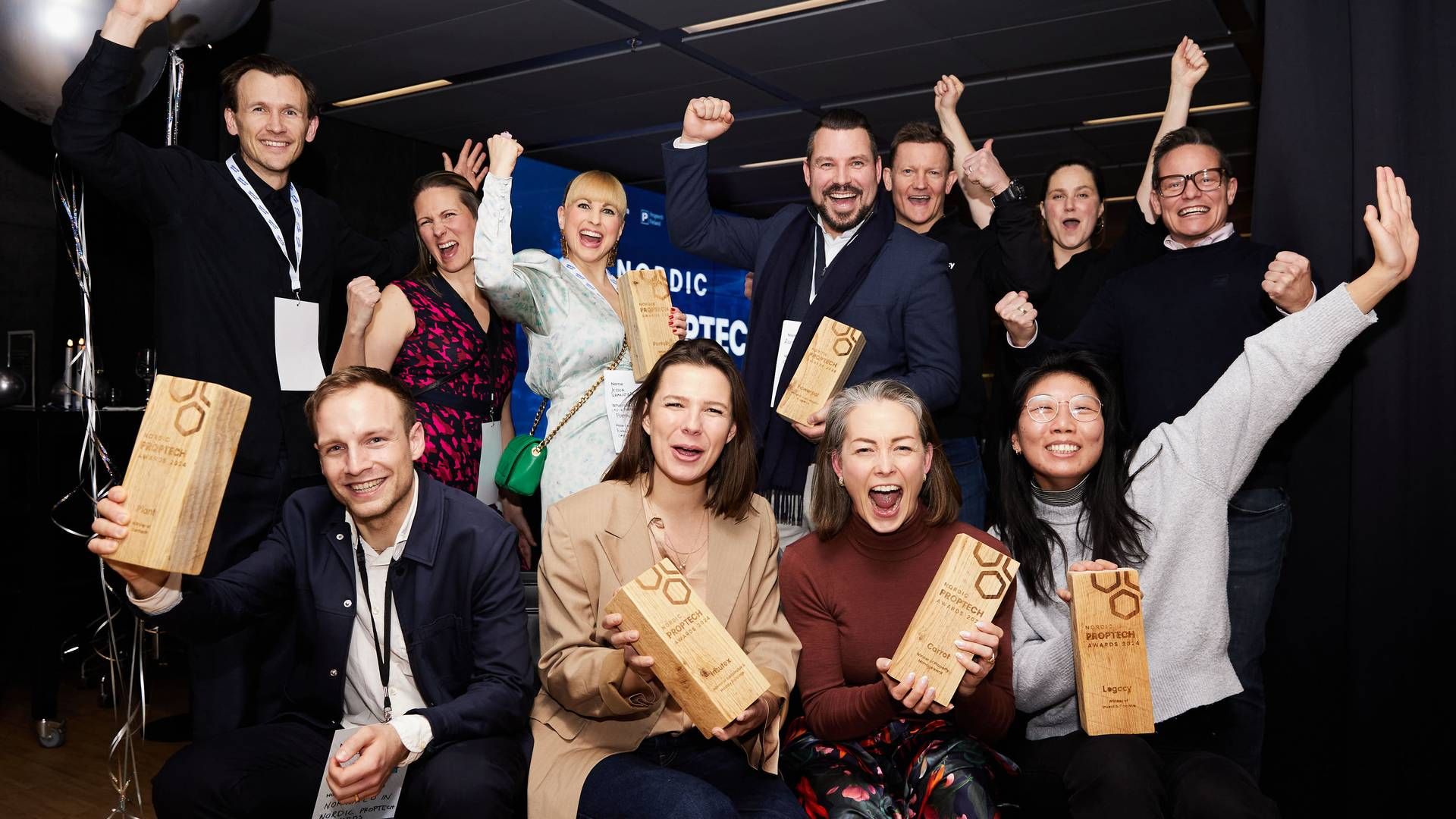 Danske Legacy og Insutex med hænderne i vejret efter sejr på årets Proptech Awards. Legacy tog fra prisshowet som vinder i kategorien Invest & Finans og Insutex i kategorien Sustainable & Healthy Buildings. | Foto: Pr / Proptech Denmark
