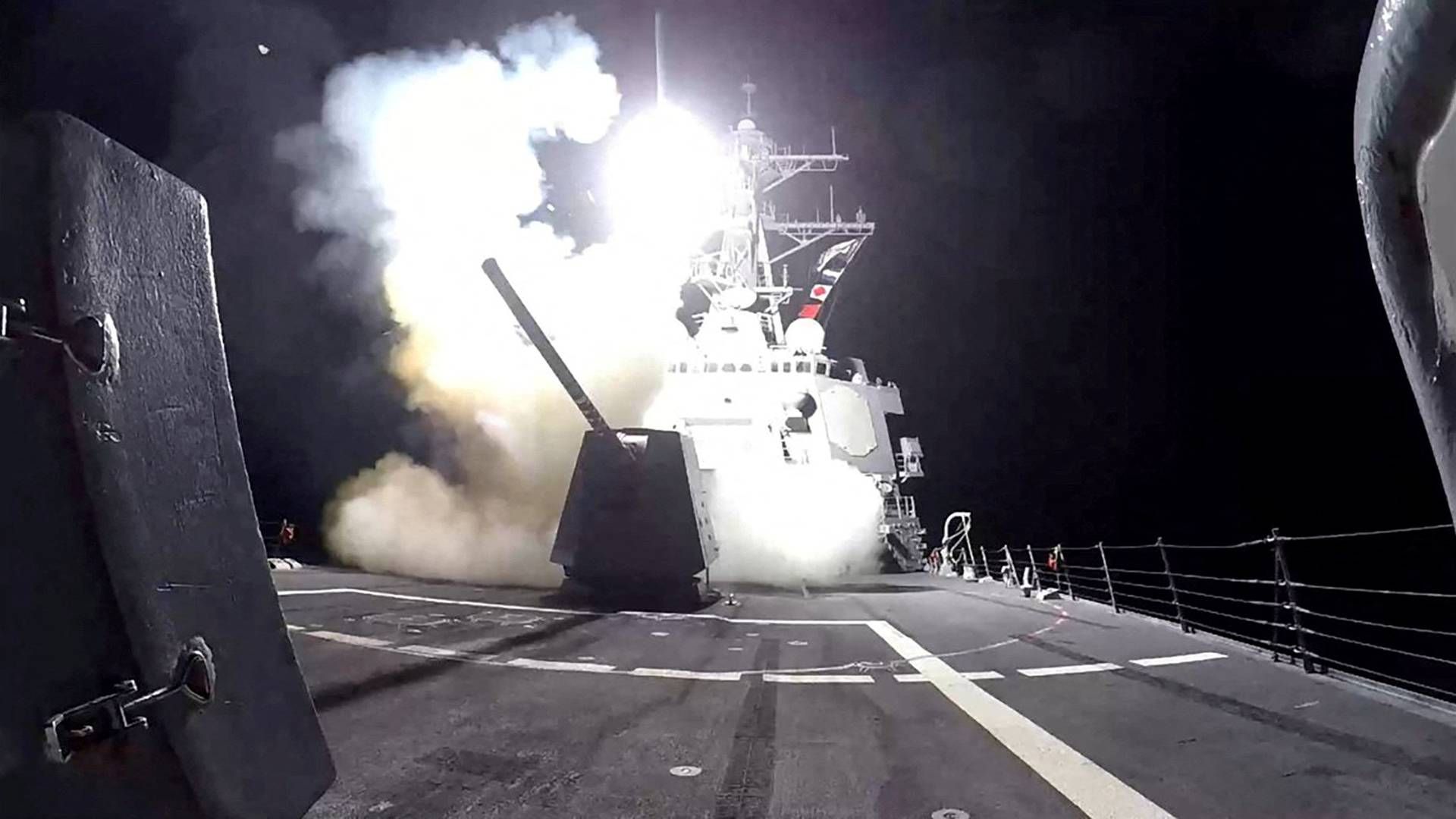 Et Tomahawk landangrebsmissil (TLAM) affyres fra den amerikanske flådes Arleigh Burke-klasse missildestroyer USS Gravely mod, hvad det amerikanske militær beskriver som houthi-militære mål i Yemen, 3. februar 2024. | Foto: Us Navy
