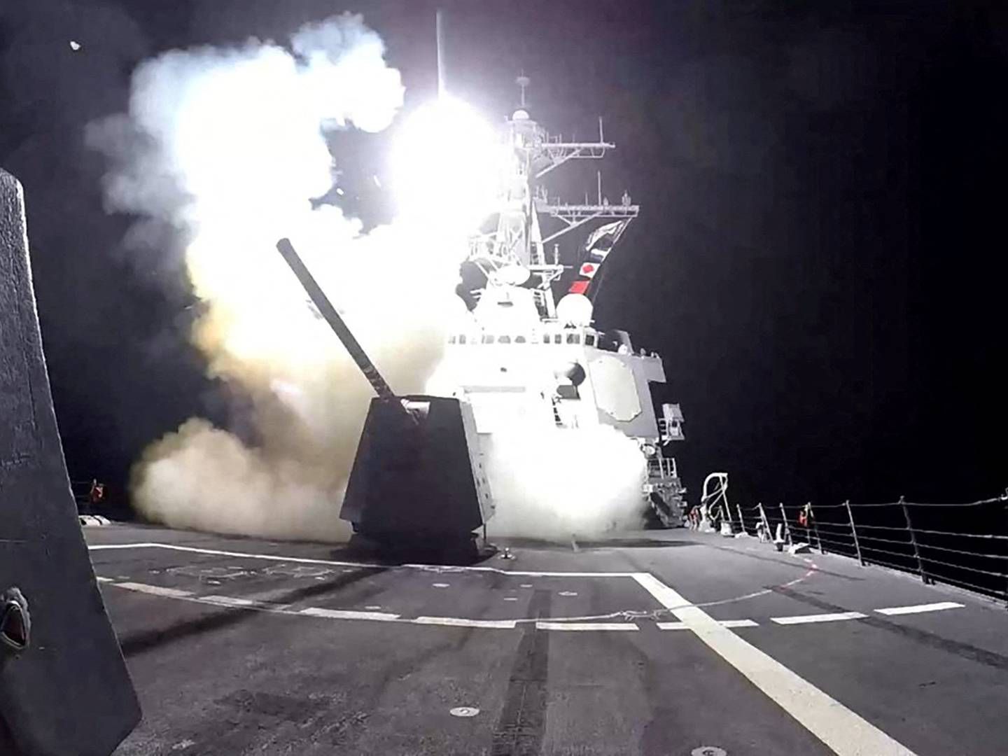 Et Tomahawk landangrebsmissil (TLAM) affyres fra den amerikanske flådes Arleigh Burke-klasse missildestroyer USS Gravely mod, hvad det amerikanske militær beskriver som houthi-militære mål i Yemen, 3. februar 2024. | Foto: Us Navy