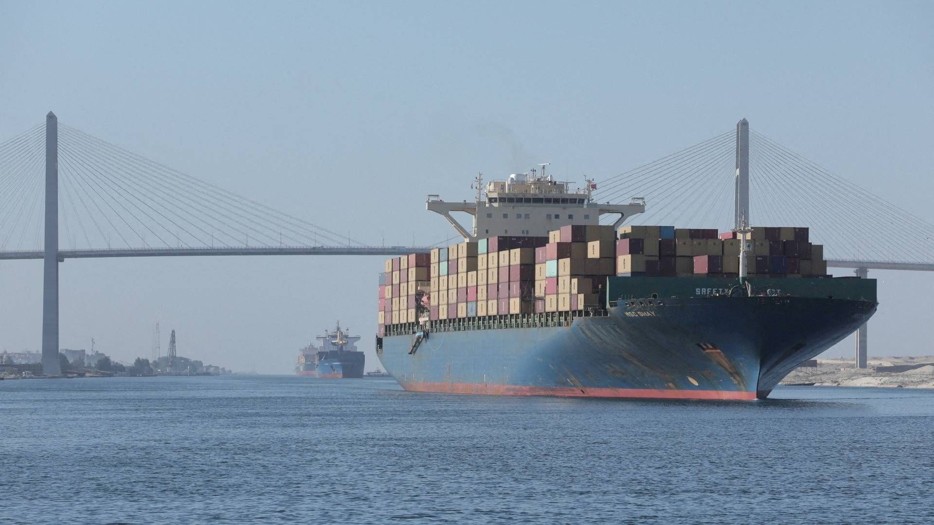 Stort containerskib passerer Suez-kanalen ved en tidligere lejlighed inden krisen med angreb på handelsskibe tog fart i november.