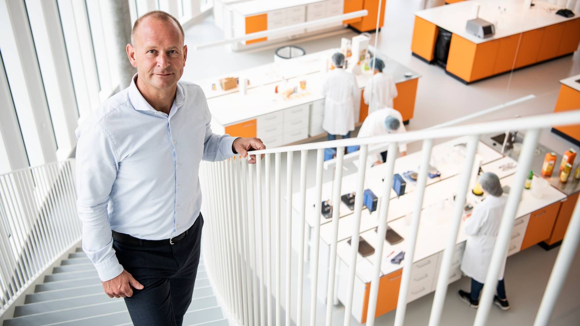 Søren Holm Jensen, adm. direktør i saft- og juicekoncernen Co-Ro, fortæller, at de rekordhøje priser på appelsiner presser forretningen til at tænke andre veje. | Foto: Gregers Tycho