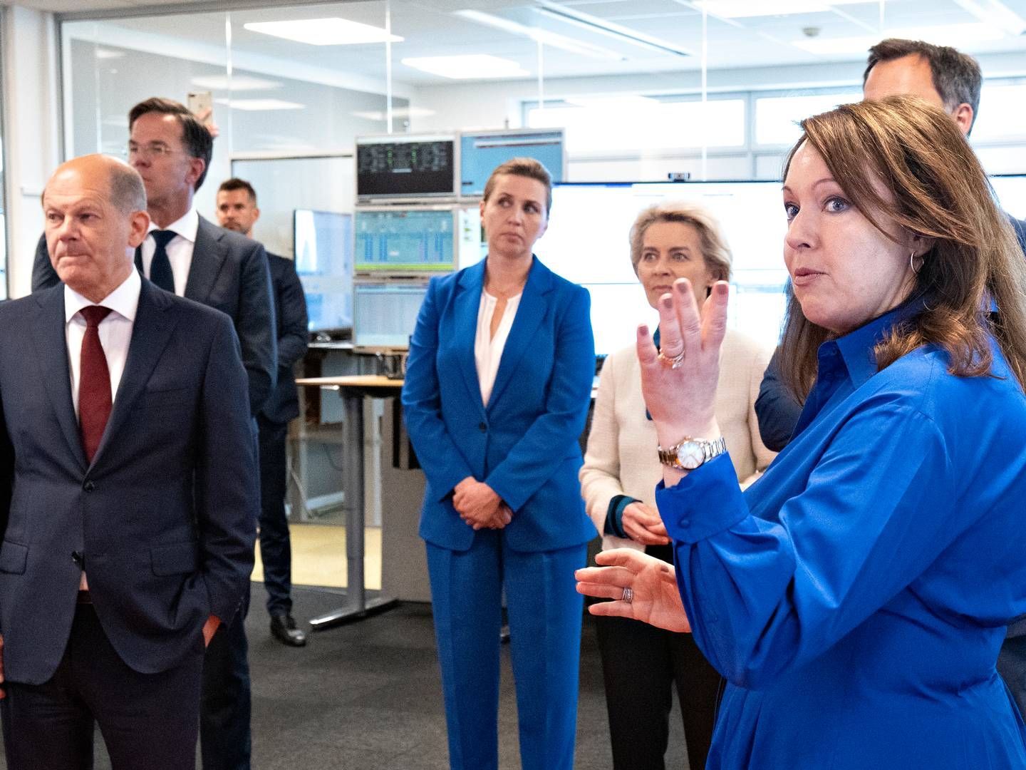 Havvind i Europa er fortsat "afgørende" for Vattenfall, fastslår adm. direktør Anna Borg, der her viser toppolitikere rundt på kontrolcenteret i Esbjerg. | Foto: Vattenfall
