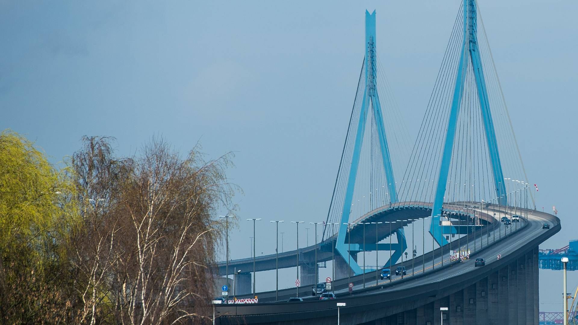 Köhlbrandbrücke, der forbinder to dele af Hamborgs havneområde, skal renoveres eller erstattes af en anden forbindelse. | Foto: Lukas Schulze/AP/Ritzau Scanpix
