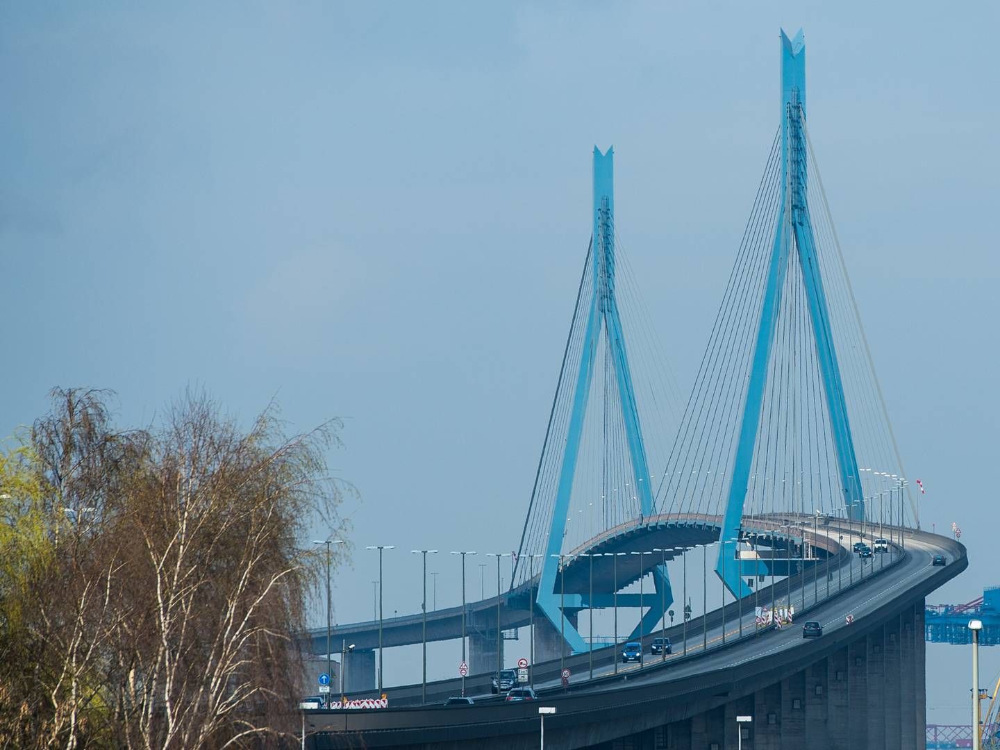 Köhlbrandbrücke, der forbinder to dele af Hamborgs havneområde, skal renoveres eller erstattes af en anden forbindelse. | Foto: Lukas Schulze/AP/Ritzau Scanpix