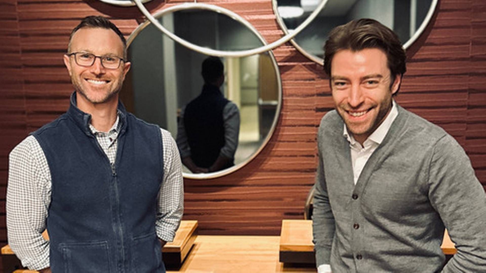 Shawn Boom (tv.), der er ny direktør i det dansk-stiftede softwareselskab Labster, ses her sammen med medstifter Michael Bodekær Jensen, som han tager over efter. | Foto: Labster / PR