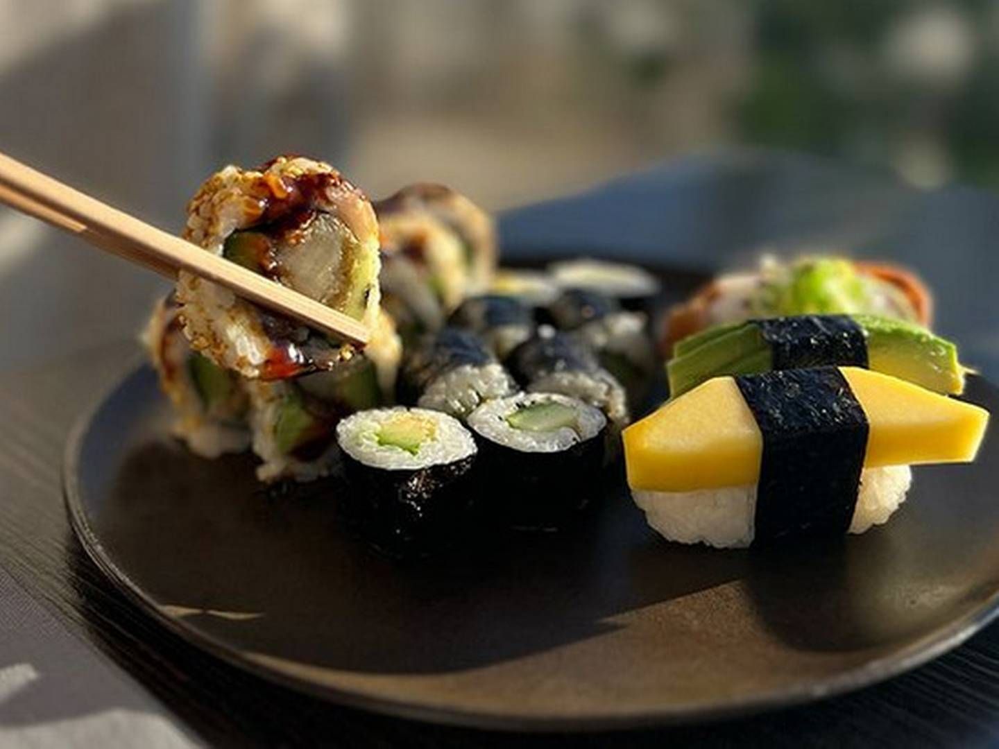 Letz Sushi-kæden kom ind på det danske marked i 2003 med et anderledes bud på sushi og fokus på takeaway, men er siden udviklet til spisesteder flere steder i landet. Tirsdag blev det meldt ud, at kæden lukker. | Foto: Pr / Letz Sushi