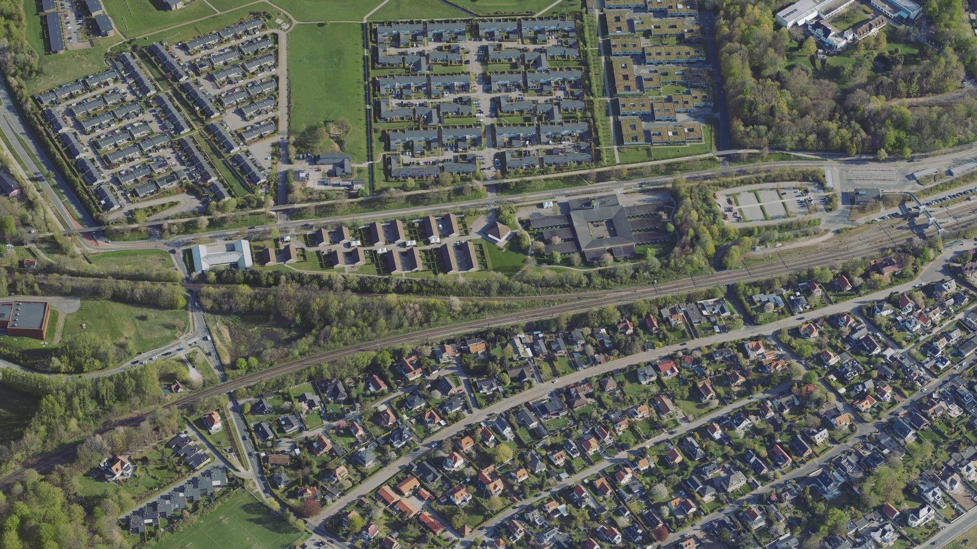 Boligområdet Stævnen i nordsjællandske Snekkersten ses midt i billedet øverst. | Foto: Styrelsen for Dataforsyning og Infrastruktur