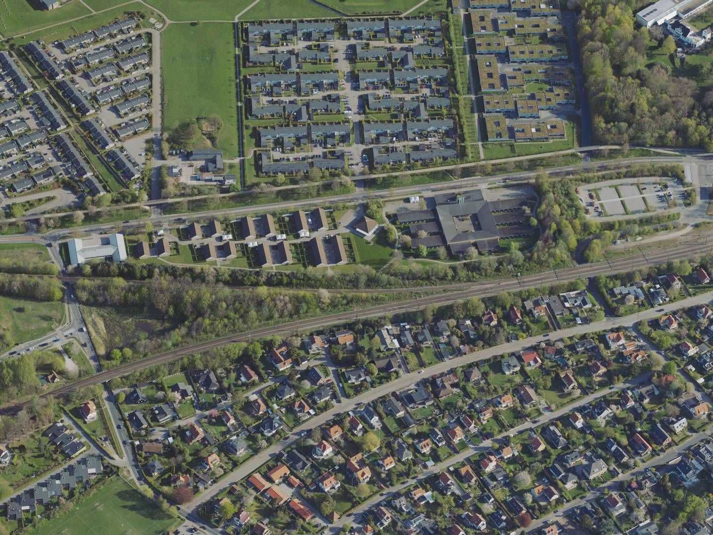Boligområdet Stævnen i nordsjællandske Snekkersten ses midt i billedet øverst. | Foto: Styrelsen for Dataforsyning og Infrastruktur