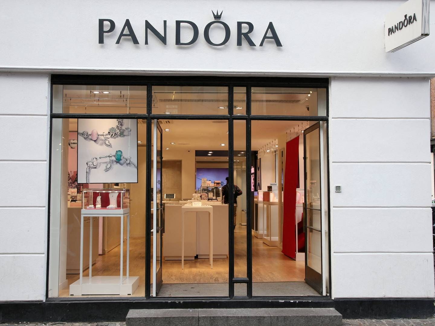 Pandora har butikker over hele verden, og nye butikker var med til at sikre vækst i 2023. | Foto: Tom Little