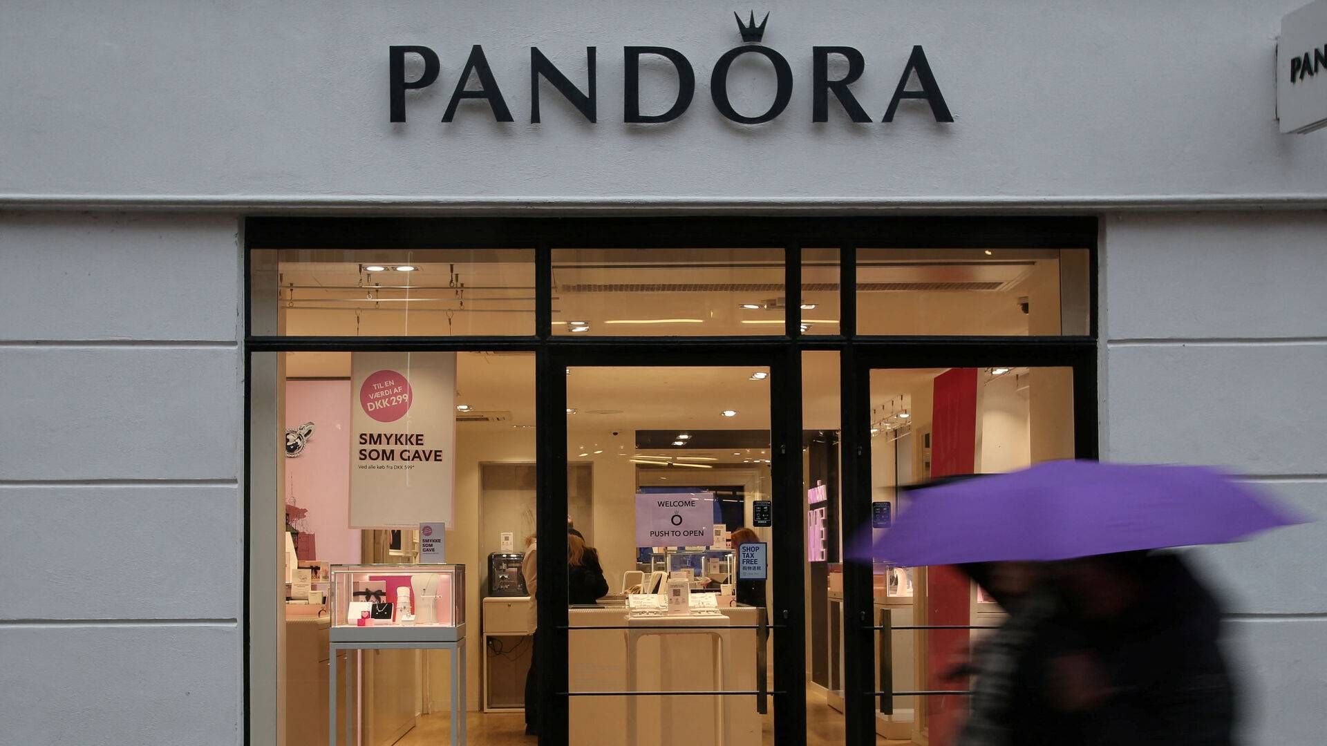 Pandora tager større kontrol over salgskanalerne og åbnede i 2023 109 nye konceptbutikker. | Foto: Tom Little/Reuters/Ritzau Scanpix