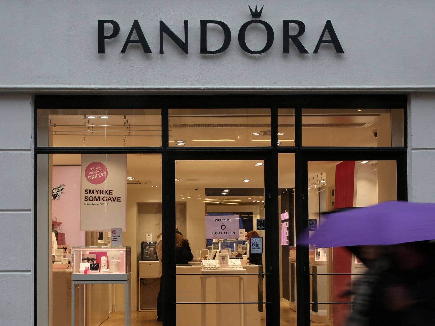 Pandora tager større kontrol over salgskanalerne og åbnede i 2023 109 nye konceptbutikker. | Foto: Tom Little/Reuters/Ritzau Scanpix