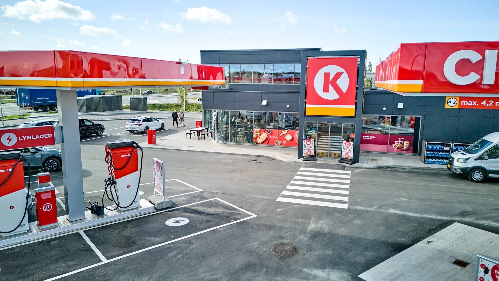 I efteråret åbnede Circle K en ny tankstation, hvor lynladestationer til elbiler har en central plads på forpladsen. Ventetiden på opladning stiller nye krav til Circle K's butikker, hvor der nu investeres et trecifret millionbeløb. | Foto: Circle K