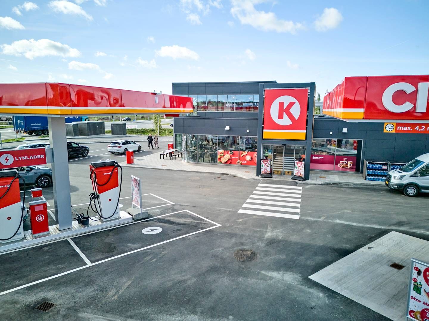 I efteråret åbnede Circle K en ny tankstation, hvor lynladestationer til elbiler har en central plads på forpladsen. Ventetiden på opladning stiller nye krav til Circle K's butikker, hvor der nu investeres et trecifret millionbeløb. | Foto: Circle K