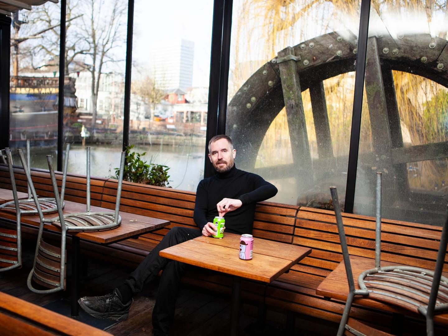 ”Det har længe været en drøm for os at kunne åbne en restaurant i Tivoli," lyder det blandt andet fra Mikkel Borg Bjergsø, der her sidder i Færgekroen, der ændrer navn. Foto: Michelle Berg.