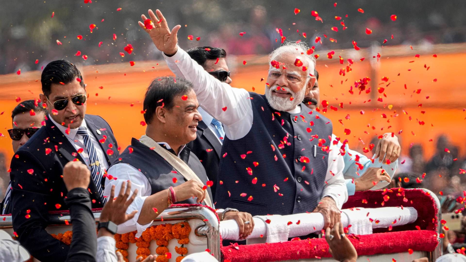 Indias statsminister Narendra Modi med armen strukket i været. | Foto: Anupam Nath / AP