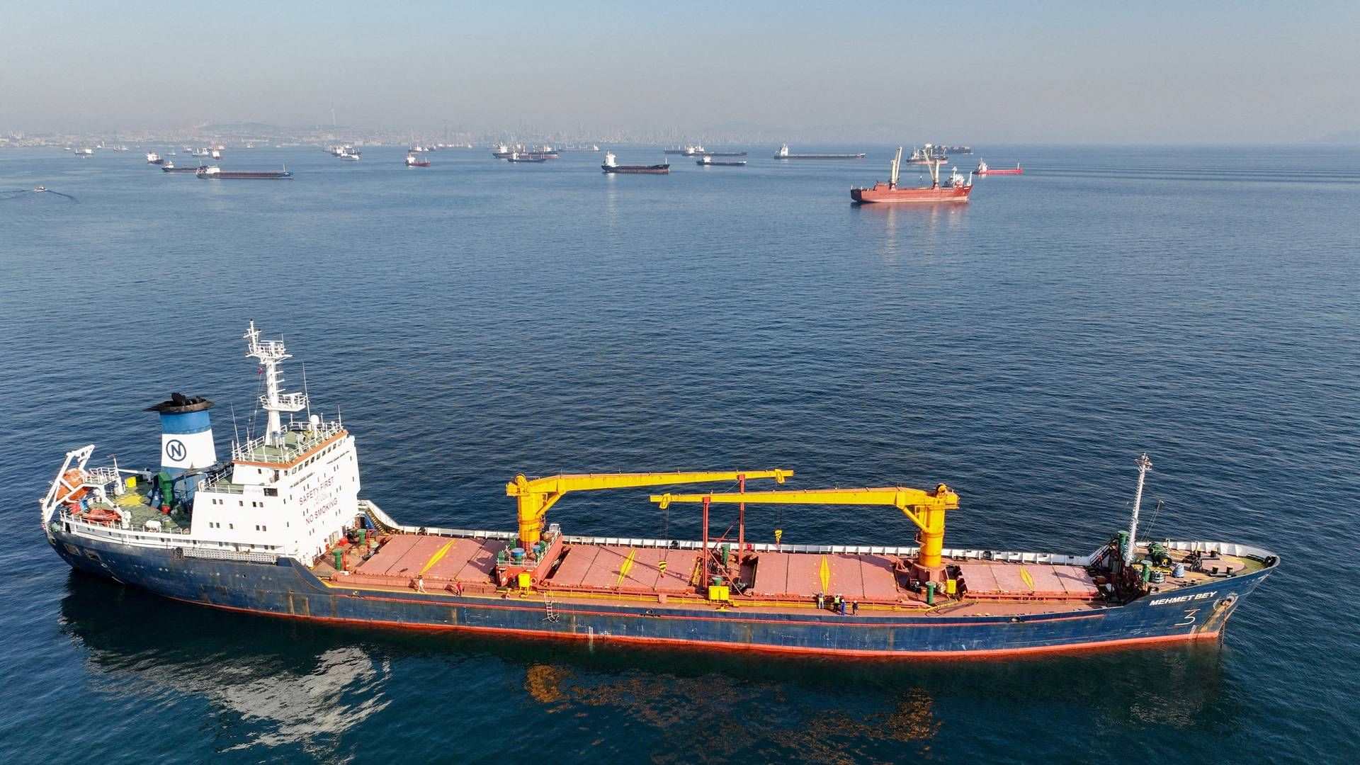 Tørlastskibe forlader Sortehavet med kornlaster fra Ukraine.