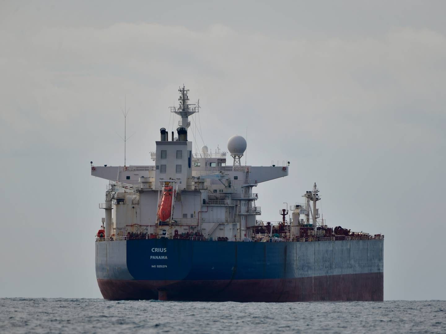 Et tankskib sejler med russisk olie. Arkivfoto. | Foto: Antonio Sempere/AP/Ritzau Scanpix