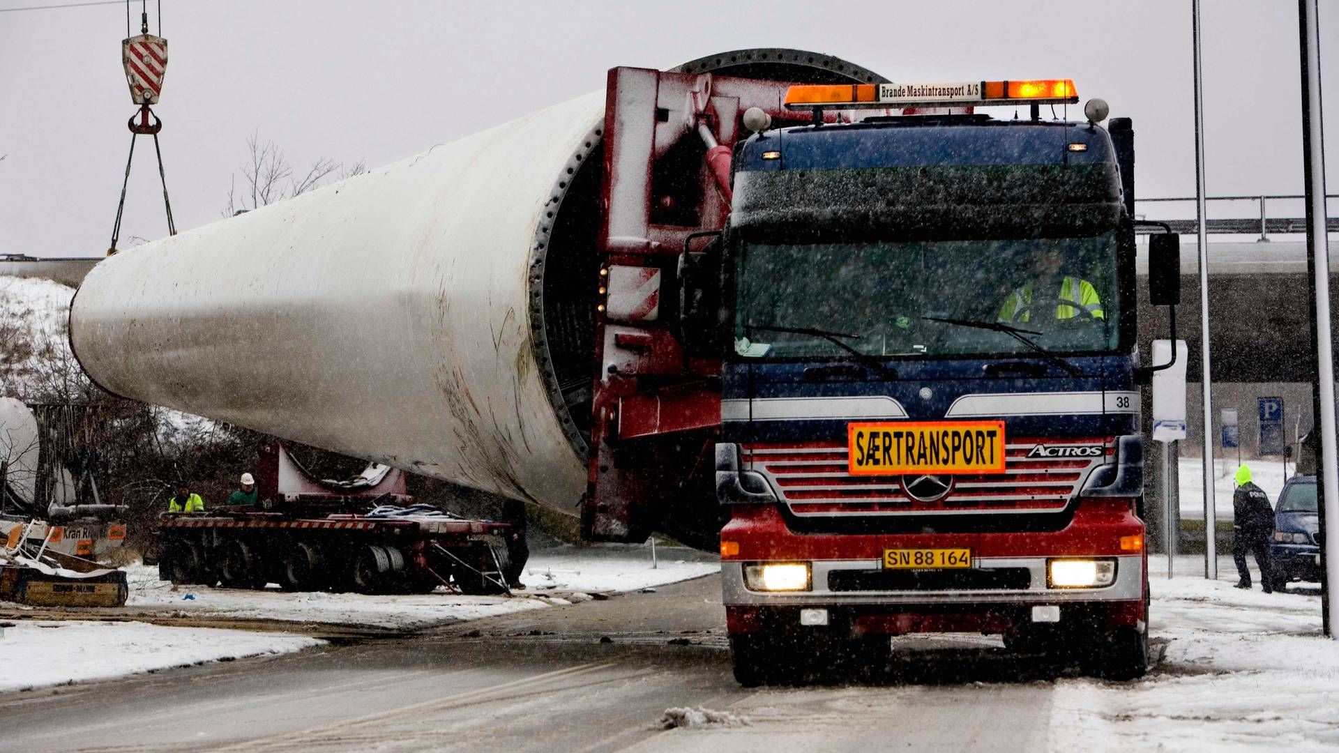 En vindmølletransport spærer onsdag morgen hovedvejen gennem Thy. (Arkivfoto) | Foto: Carsten Ingemann