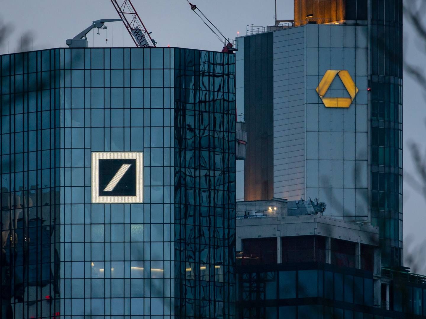 Nah zusammen und auch nicht: Deutsche Bank und Commerzbank in Frankfurt | Foto: picture alliance/dpa | Frank Rumpenhorst