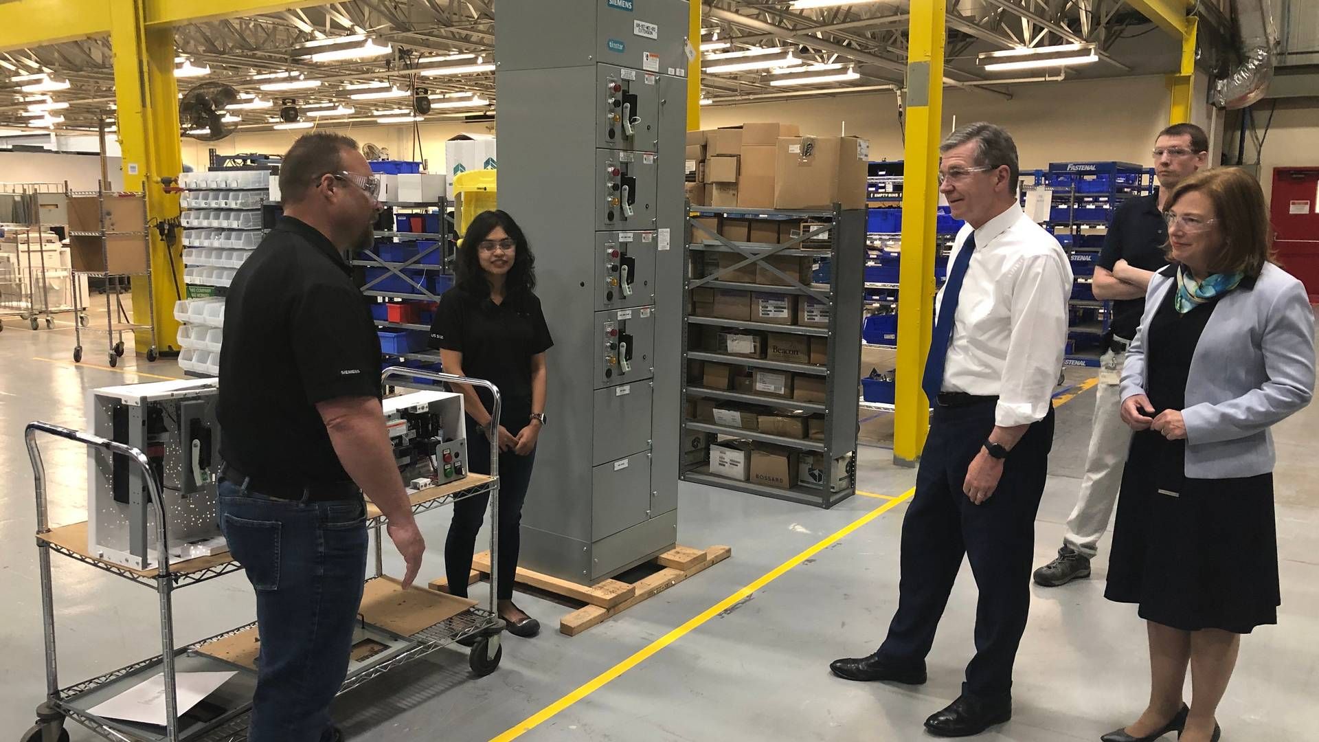 North Carolinas guvernør Roy Cooper (th.) besøgte forrige år Siemens Energys fabrik i byen Wendell. Nu glæder sig over udsigten til nye jobs andetsteds i delstaten. | Foto: governor.nc.gov