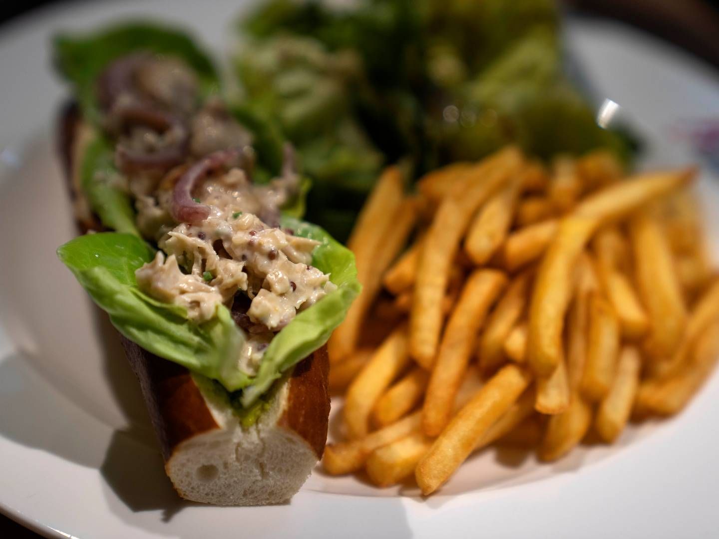 Kultiveret kød fra Good Meat serveret med pommes frites i Singapore, der er det første land til at godkende salget af kød dyrket på stamceller i et laboratorie. David Goldman/AP/Ritzau Scanpix.