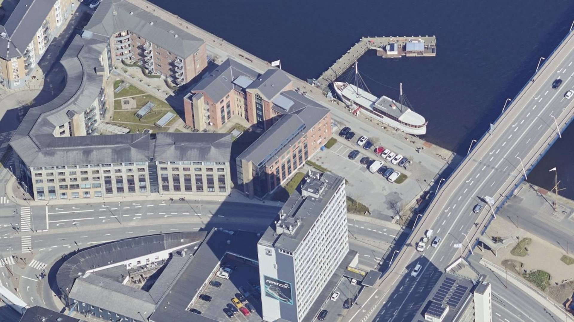 I en selskabshandel til et større tocifret millionbeløb solgte pensionsselskabet Nordea Pension i januar denne ejendom på havnefronten i Aalborg. | Foto: Styrelsen for Dataforsyning og Infrastruktur