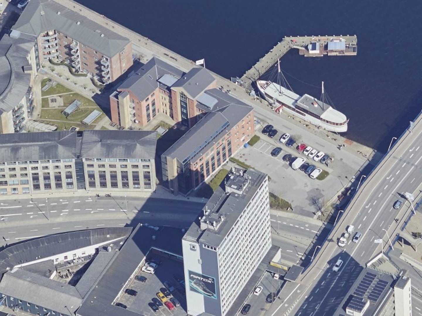 I en selskabshandel til et større tocifret millionbeløb solgte pensionsselskabet Nordea Pension i januar denne ejendom på havnefronten i Aalborg. | Foto: Styrelsen for Dataforsyning og Infrastruktur