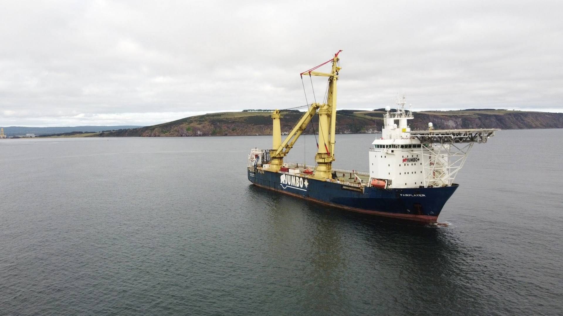 Jumbo Maritimes' vessel Fairplayer will remove two monopiles from the project and transport them back to shore. | Photo: Jumbo Maritime