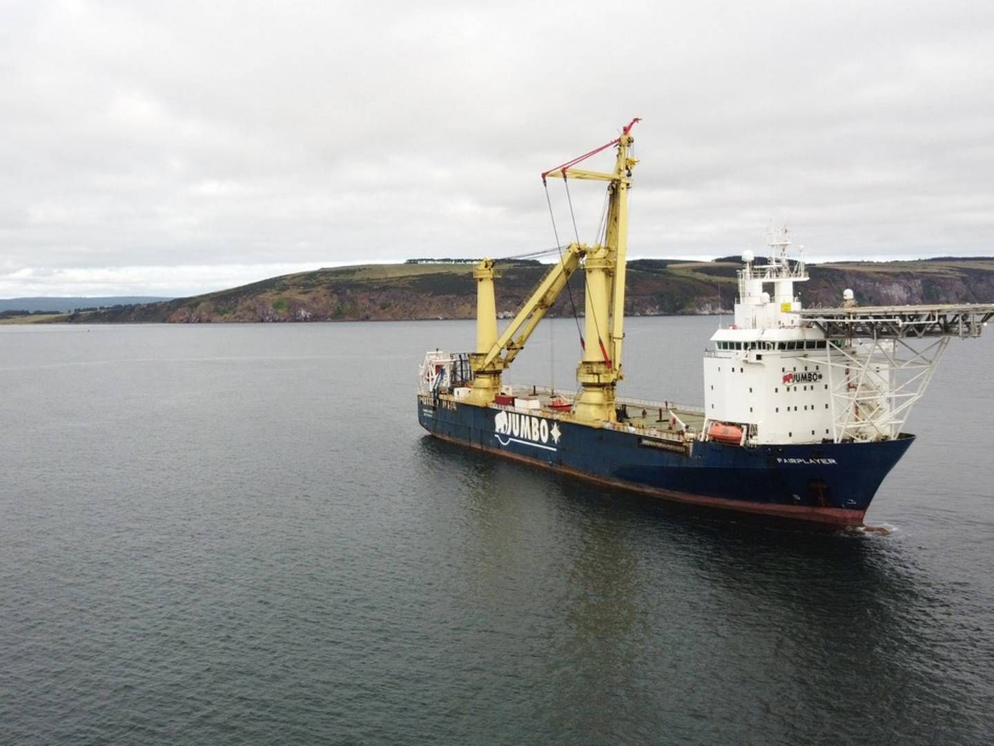 Jumbo Maritimes' vessel Fairplayer will remove two monopiles from the project and transport them back to shore. | Photo: Jumbo Maritime