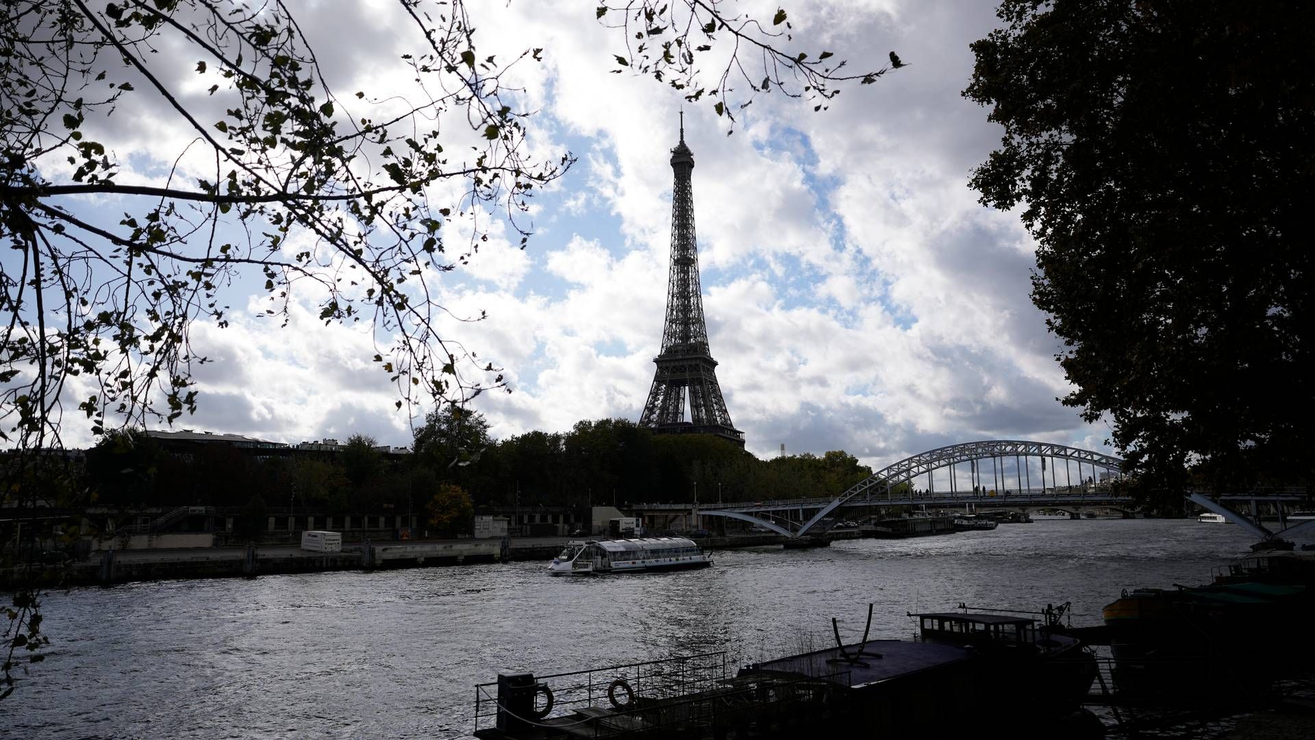 Til sommer skal Seinen i Paris danne rammen om flere konkurrencer ved OL. Men samtidig skal korn transporteres på floden. | Foto: Pavel Golovkin/AP/Ritzau Scanpix