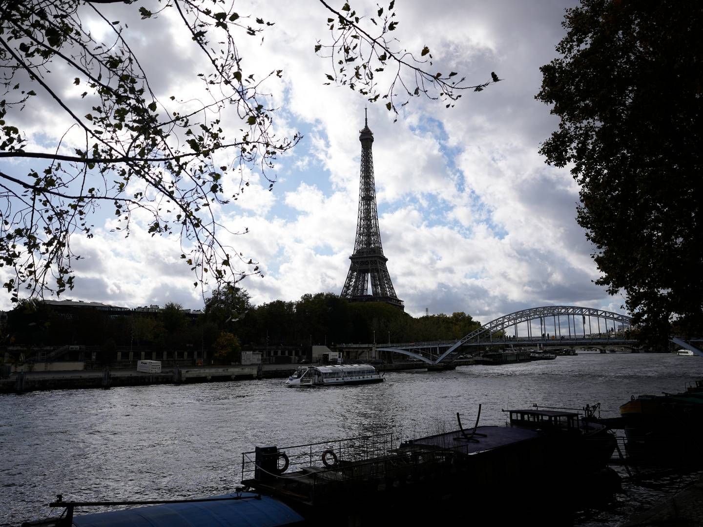 Til sommer skal Seinen i Paris danne rammen om flere konkurrencer ved OL. Men samtidig skal korn transporteres på floden. | Foto: Pavel Golovkin/AP/Ritzau Scanpix