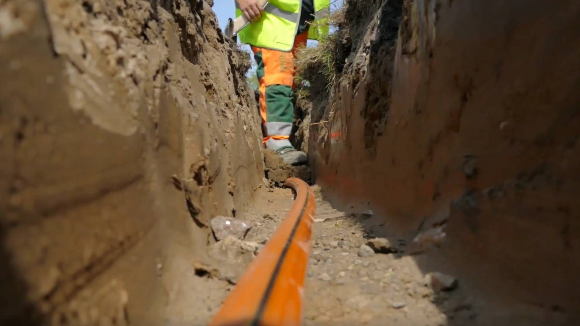 De seneste 20 år har energi- og fibernetselskaber nedgravet 500.000 km fiberkabel. Til sammenligning er der 380.000 km til månen. | Foto: Fiberalliancen