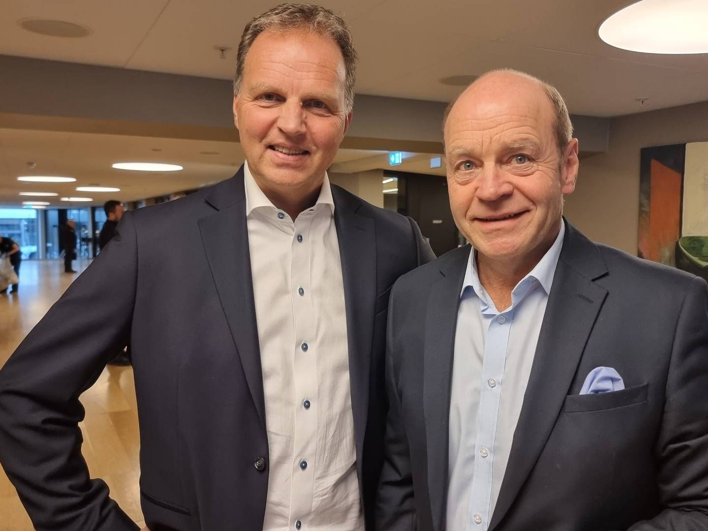 Administrerende direktør i Sparebank 1 Nordmøre, Allan Troelsen (til venstre), og finansdirektør Steinar Sogn, er fornøyde med resultatet i 2023, men skal bedre egenkapitalavkastningen fremover. | Foto: Anders Hustveit Gerhardsen